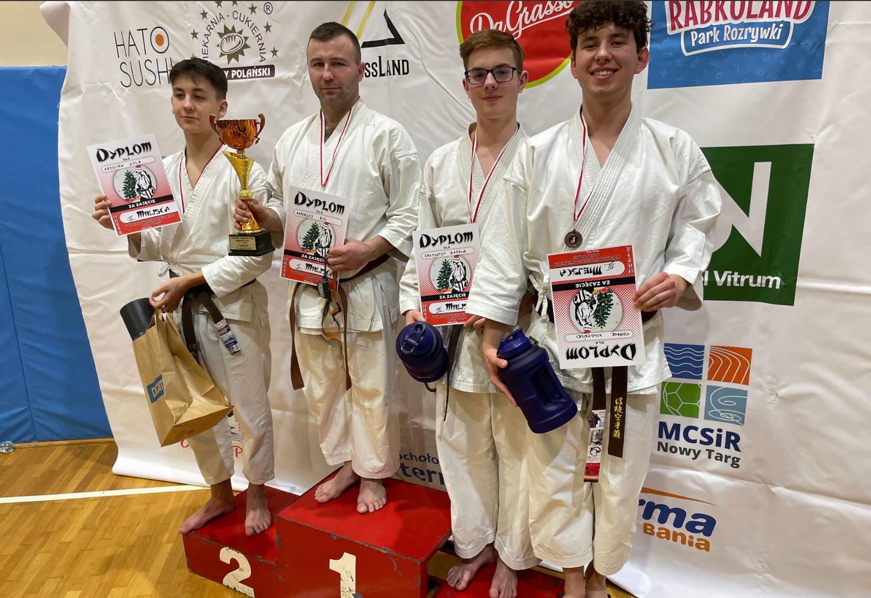Zawodnicy karate na podium